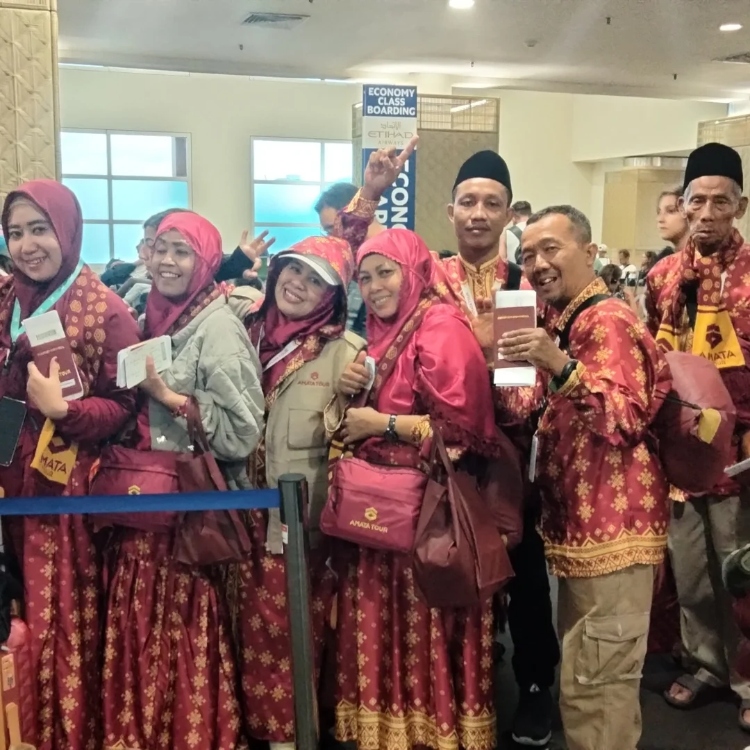 Jamaah Amata Tour di area keberangkatan bandara
