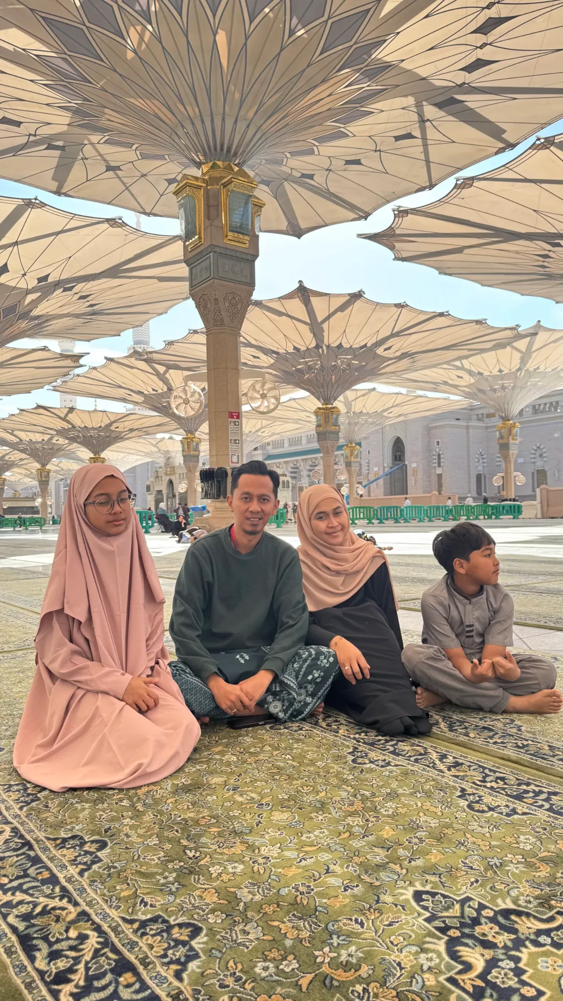 Keluarga jamaah di pelataran Masjid Nabawi