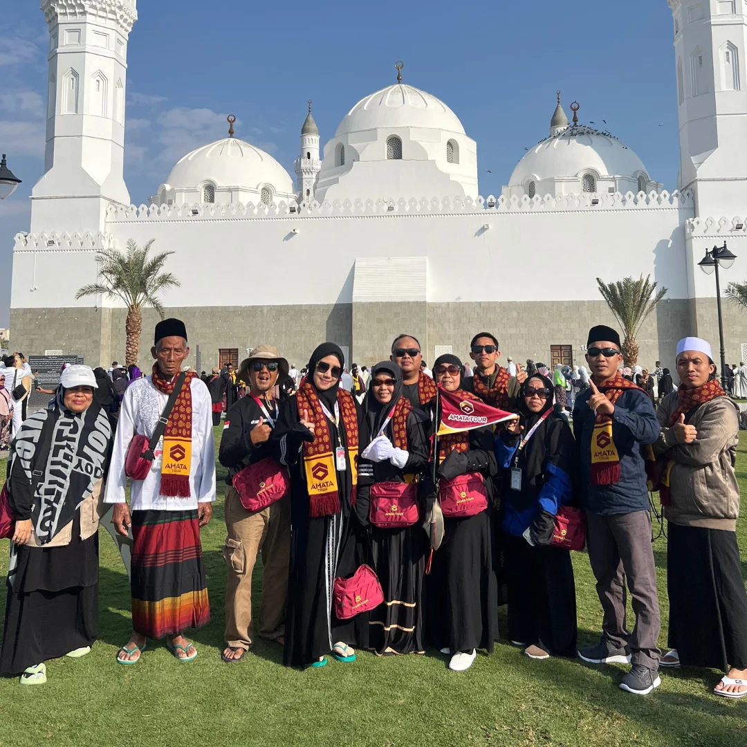 Rombongan Amata Tour berfoto bersama di lokasi ziarah