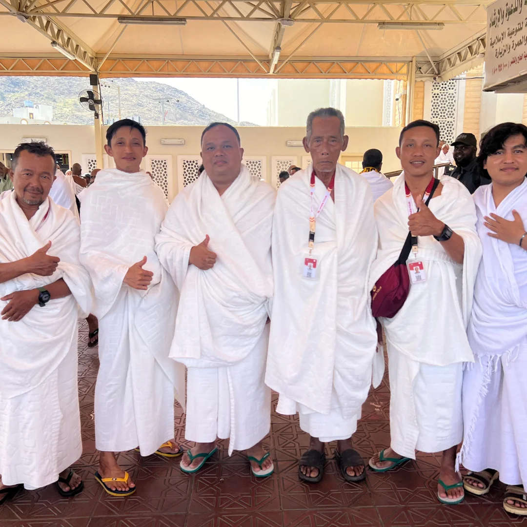 Jamaah pria mengenakan ihram saat perjalanan ibadah