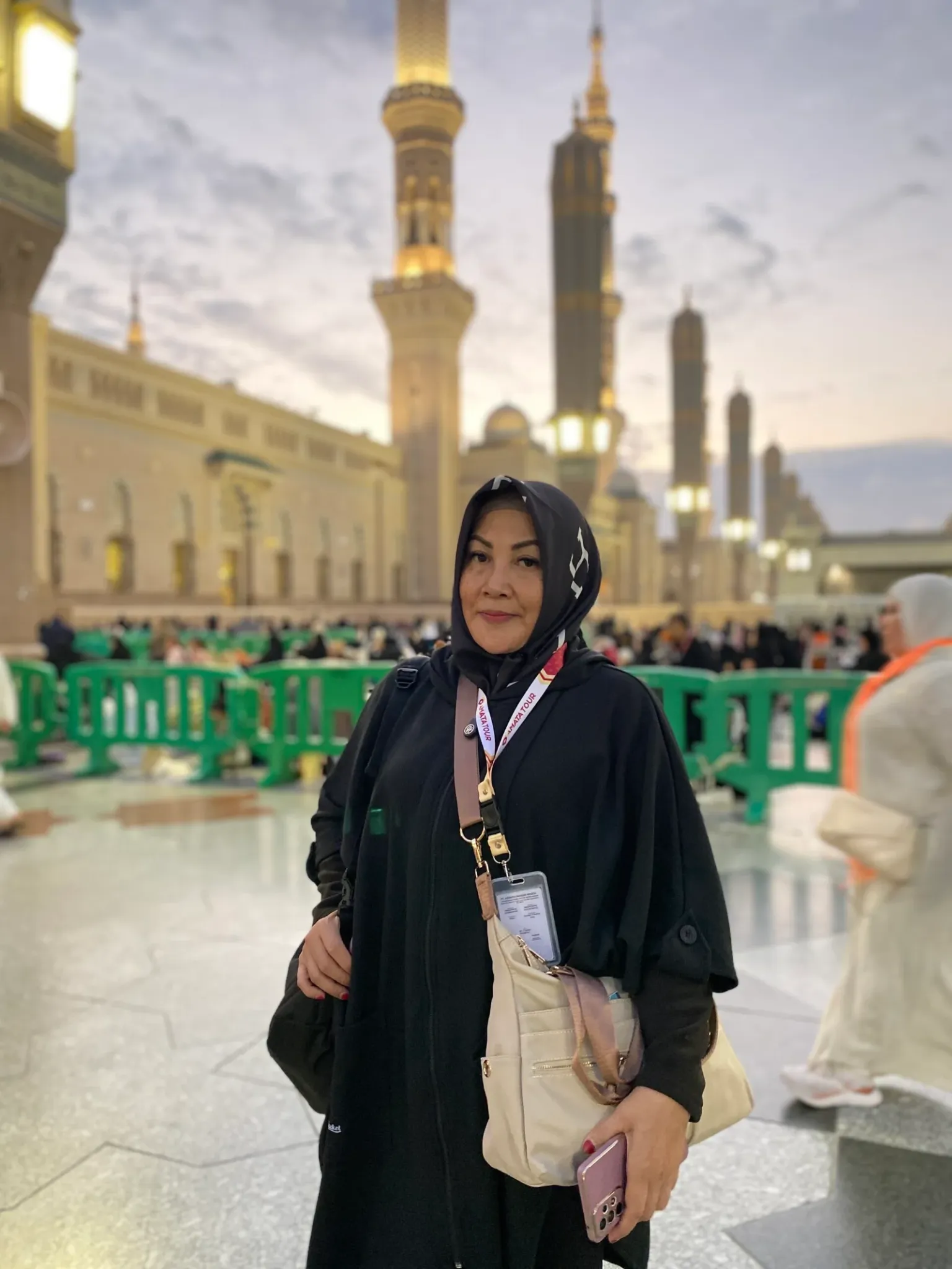 Jamaah wanita di area Masjid Nabawi saat sore