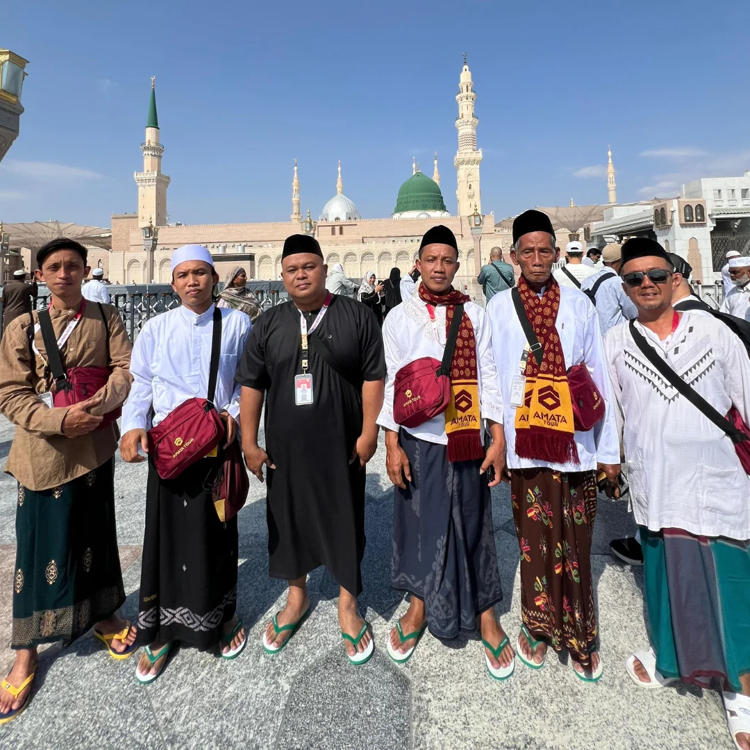Rombongan jamaah di area Masjid Nabawi